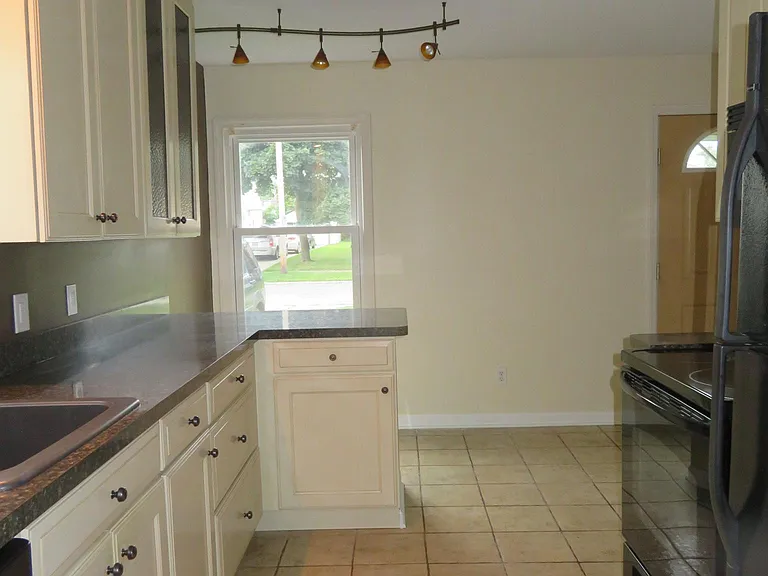 1327 Genesee Ave — Photo 18