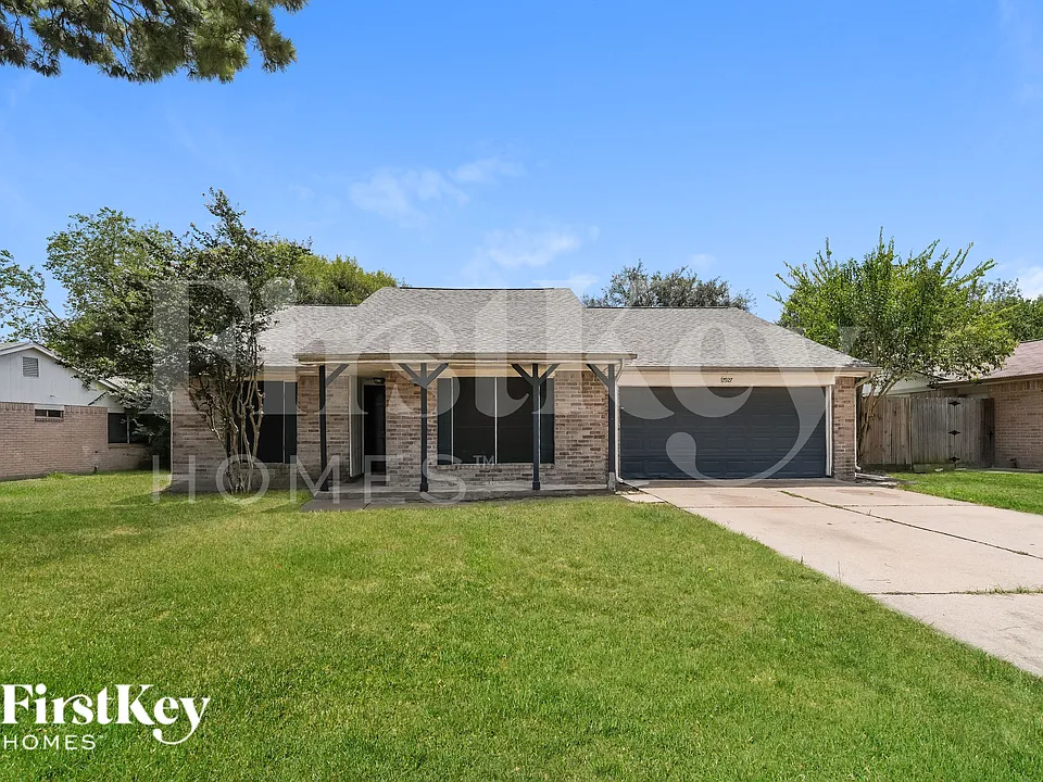 17927 Lake Manor Dr
