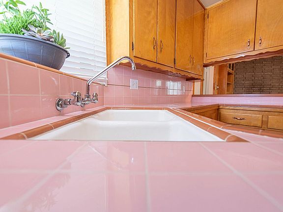 4th image of 2408 W Fairview Ct