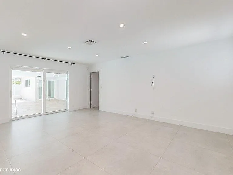 200 SW 6th Ave — Photo 15