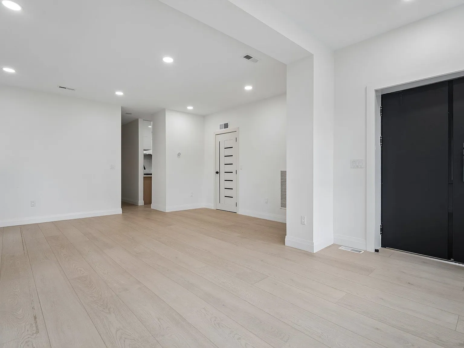 2 bed, 2.0 bath, $5,500 — Photo 4