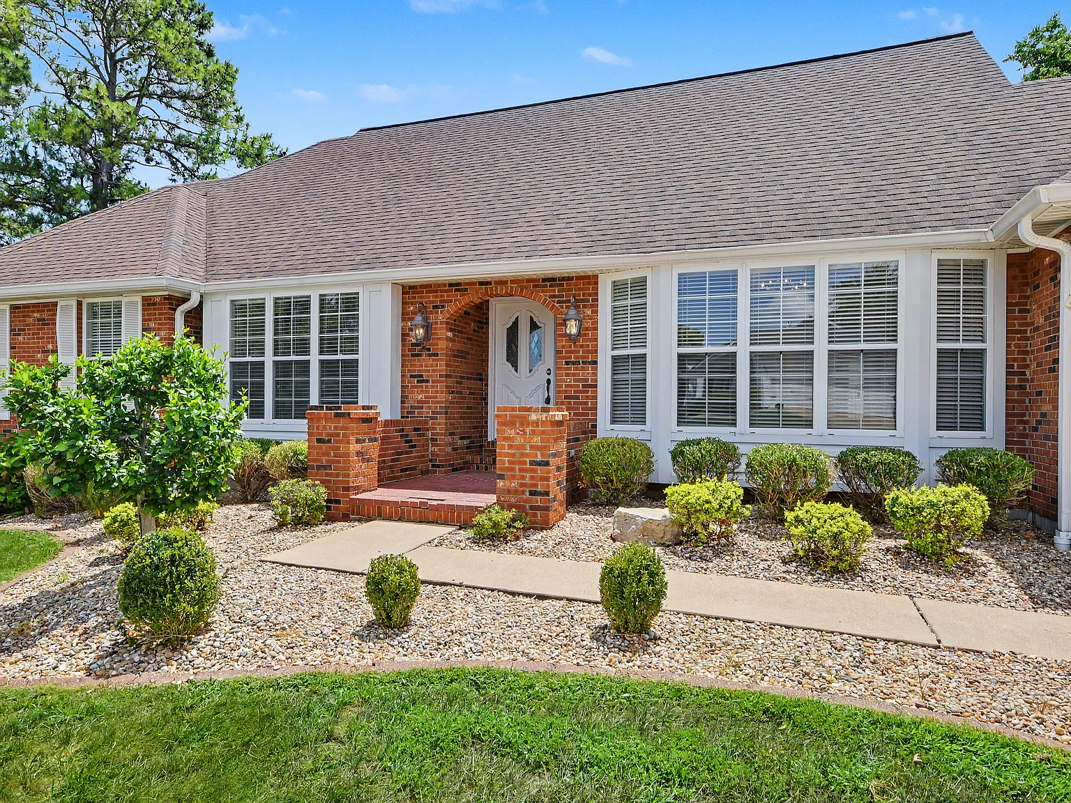 4 bed, 3856 sqft, $2,650 — Photo 3