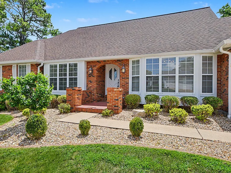 102 Lexington Ln — Photo 3