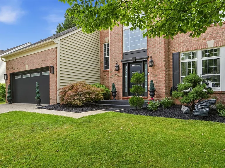 10 Graveswood Ct — Photo 2