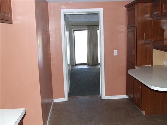5th image of 70 Elmwood Dr