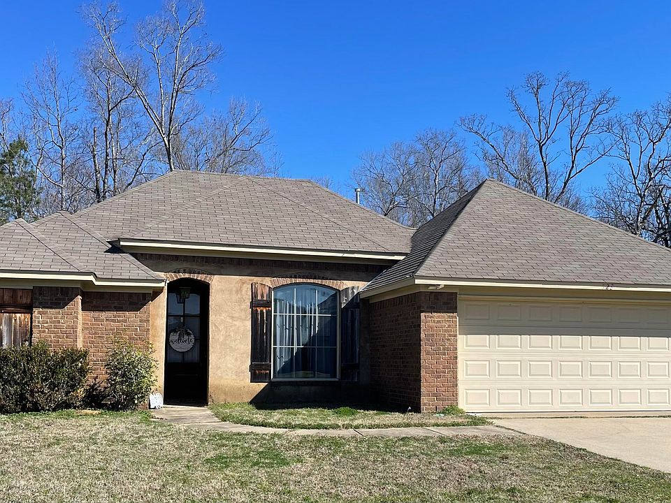 1st image of 523 Oak Park Cir