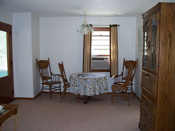 living room/dining area