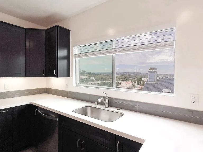 Gorgeous Townhome w/ Rooftop Deck and Ocean Views Near USD — Photo 16