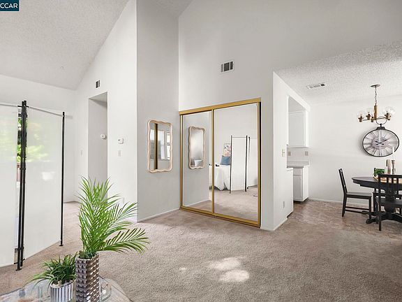 4th image of 833 Camelback Pl