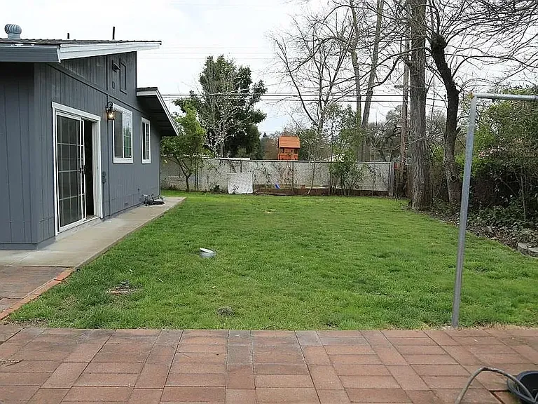 3829 Delaware Ave — Photo 17