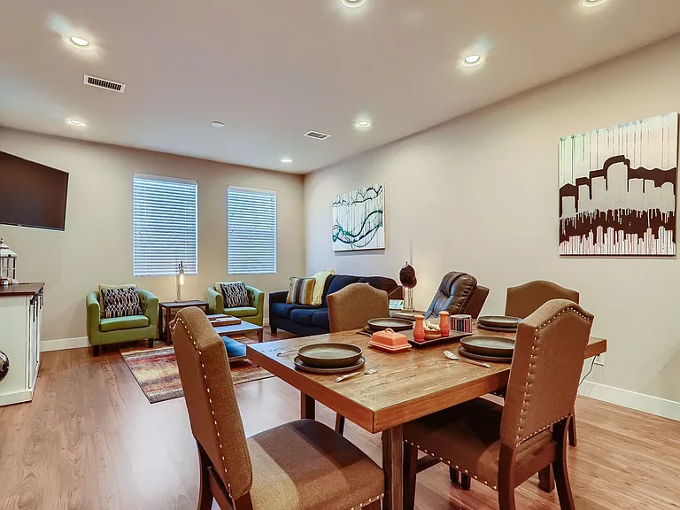 4722 N Kittredge St #2 — Photo 3