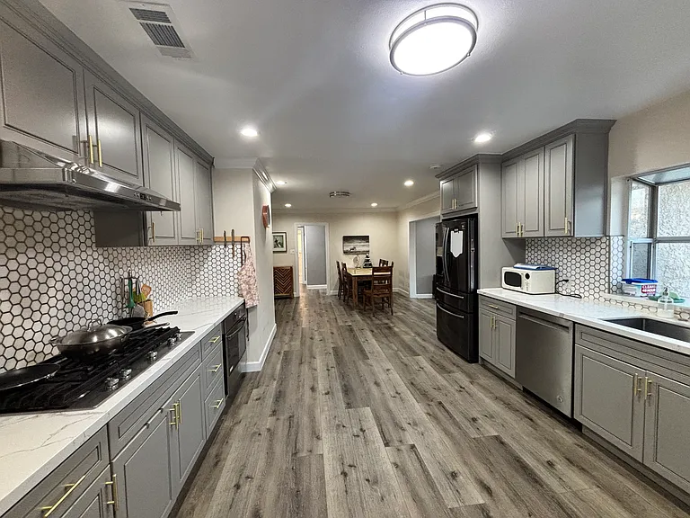 5444 Howard St — Photo 13