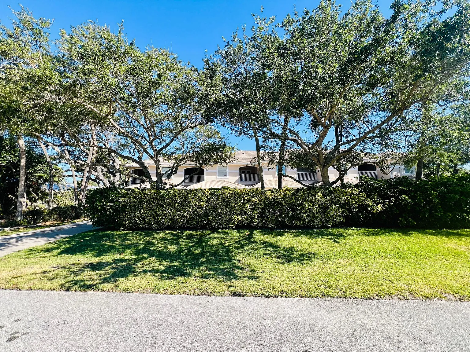 3 bed, 2.5 bath, 1800 sqft, $3,000 — Photo 2