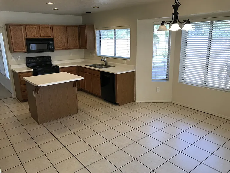 1710 W Houston Ave — Photo 8