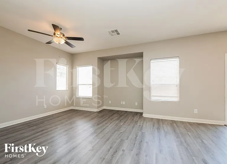1708 Mizzenmast Ave — Photo 4
