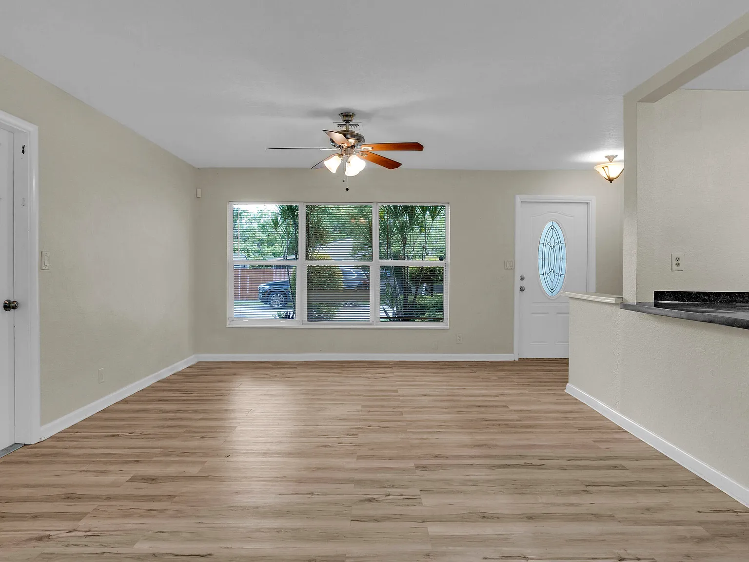 3 bed, 1.0 bath, 1241 sqft, $3,000 — Photo 2