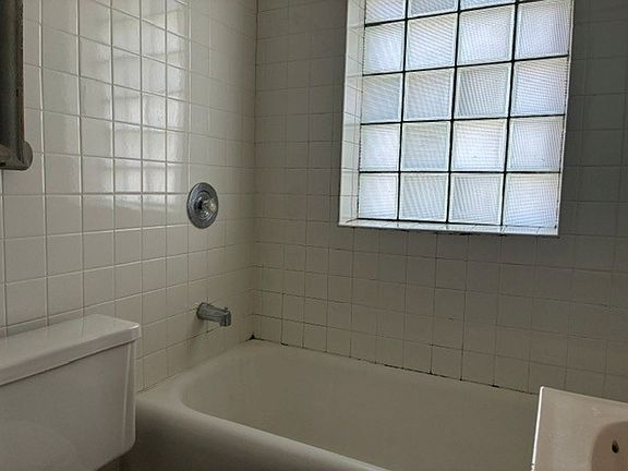 5th image of 1108 Wisconsin Ave #202
