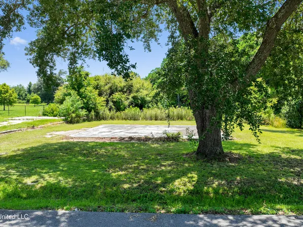 145 Dane Rd, Waveland, MS 39576