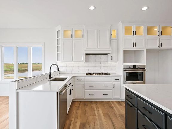 3rd image of 4928 Parkside Cir