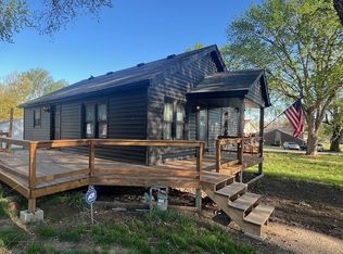 208 S Delaware St, Tonganoxie, KS 66086