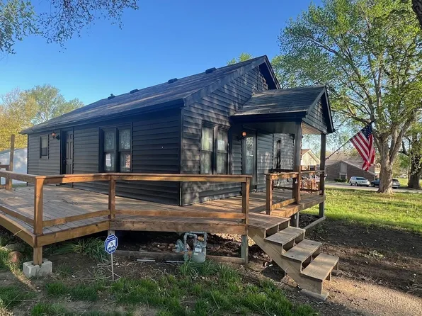 208 S Delaware St, Tonganoxie, KS 66086