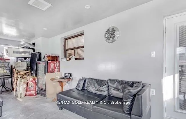 6 Monaco Ct — Photo 37