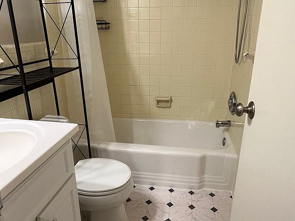 3rd image of 6641 Wakefield Dr APT 612
