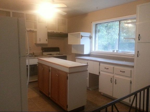 3rd image of 327 Sir Richard Ct