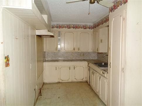 3rd image of 307 Leslie Ln