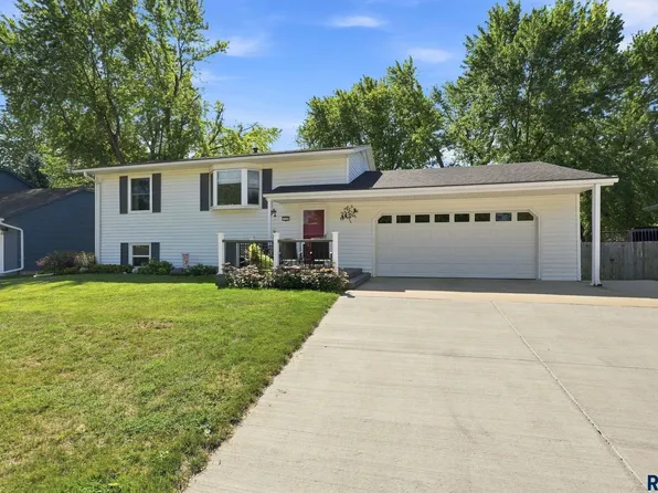 113 Ivy Ln, Harrisburg, SD 57032