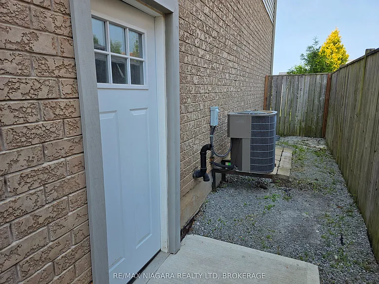 8383 Heikoop Cres #LOWER LEVEL — Photo 12