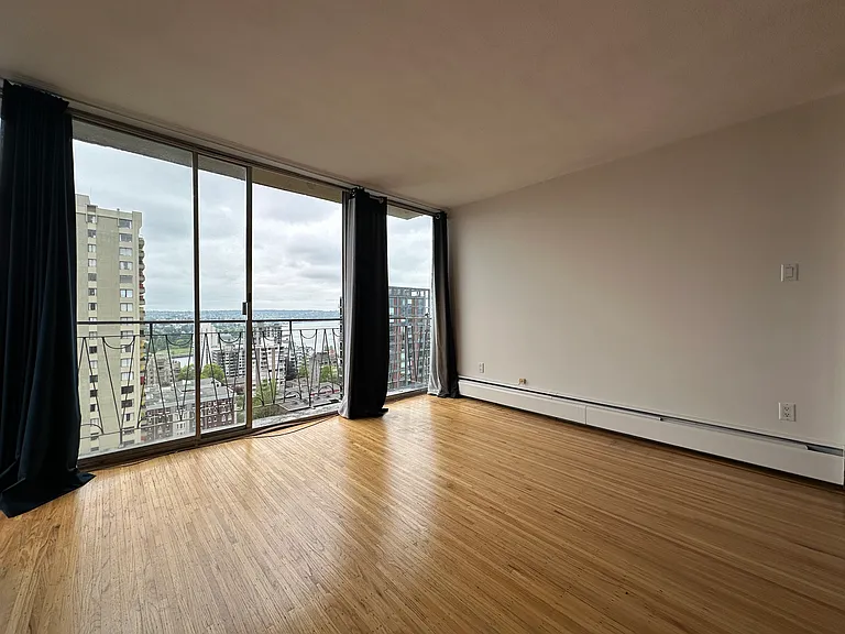 1100 Jervis St — Photo 24