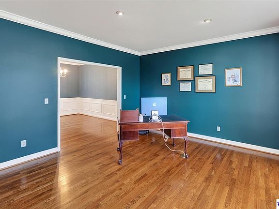 3rd image of 106 Dover Ct