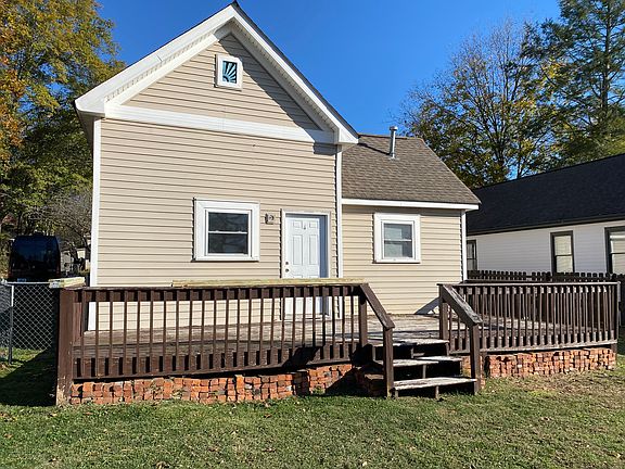 Good size deck for socializing