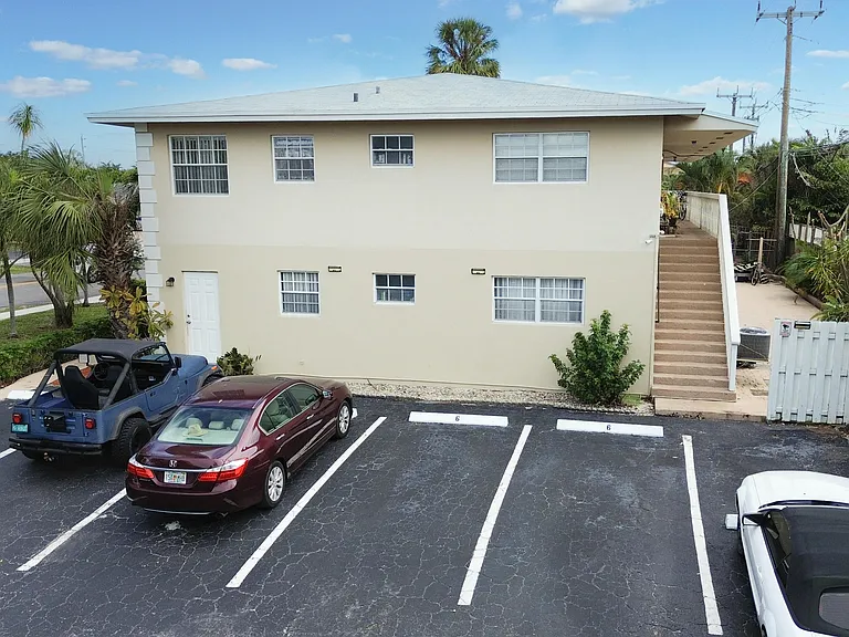 1820 NE 56th St #5 — Photo 14