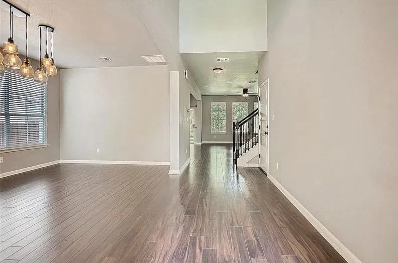 5 bed, 2.5 bath, 2801 sqft, $3,200 — Photo 3