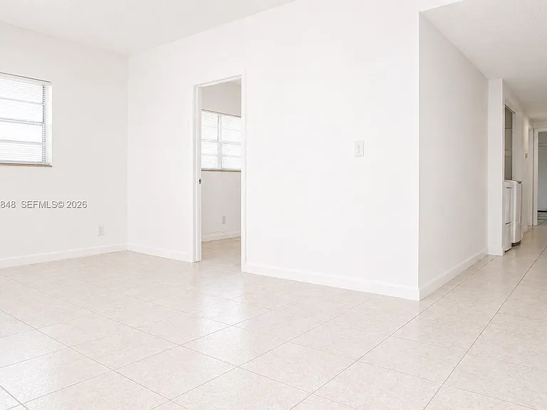 411 SE 10th St #1 — Photo 8