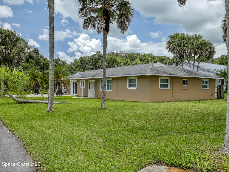 215 Pelican Dr — Photo 4