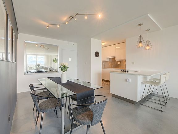 3rd image of 1000 West Ave APT 1510
