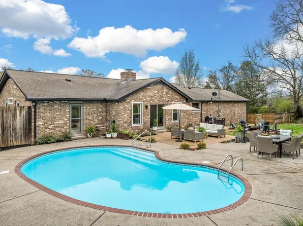 1821 Fox Chase Dr, Goodlettsville, TN 37072