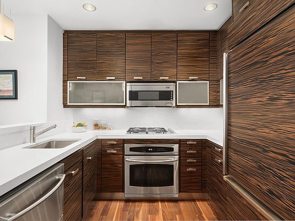 4th image of 101 W 24th St APT 9E