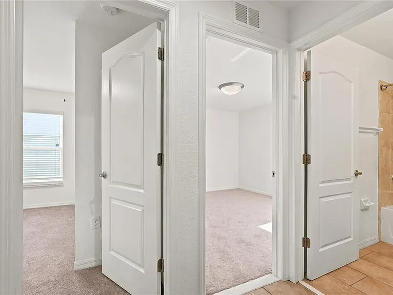 650 Hidden Lakes Ct — Photo 16