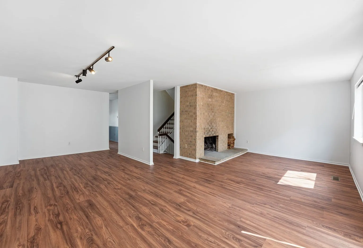 Tucked within a quiet and established setting in Vienna, this elegant residence offers a beautifu... — Photo 4