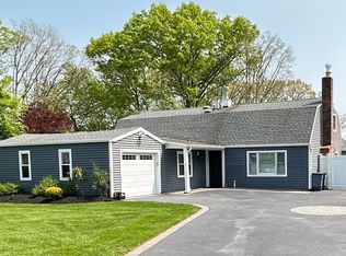 4 Hollyhock Ct, Holtsville, NY 11742