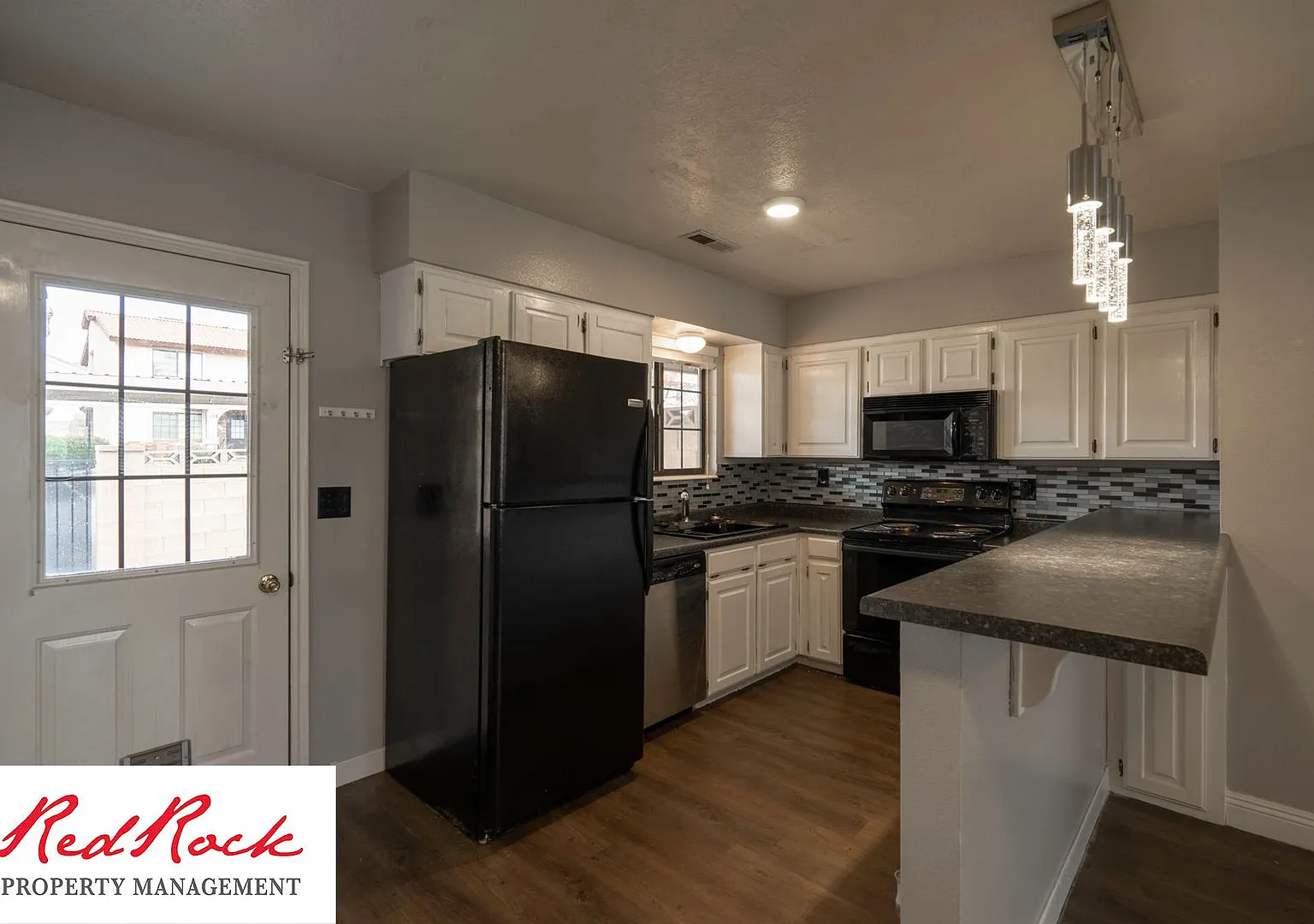 2 Bedroom Townhome with Balcony! — Photo 2