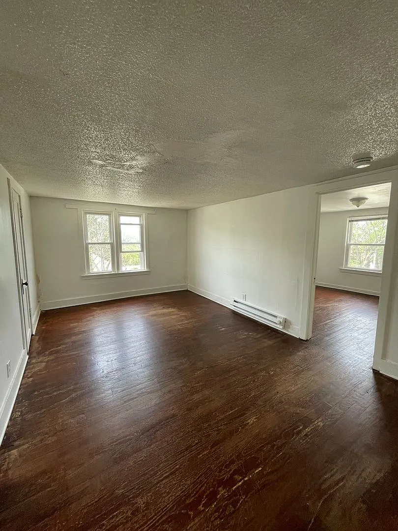 300 E. Spring St — Photo 3
