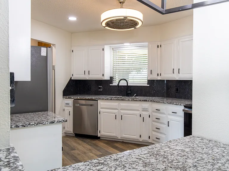 1214 Sycamore Dr — Photo 12