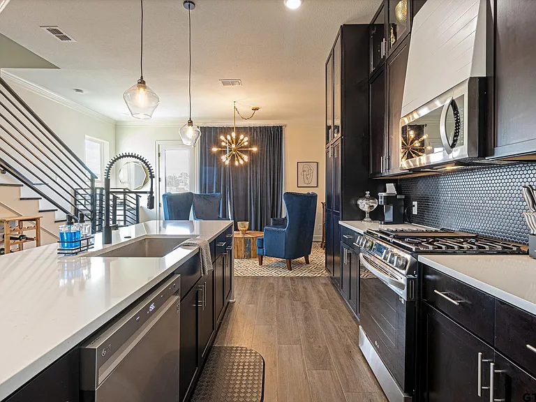 540 W Erwin St — Photo 6