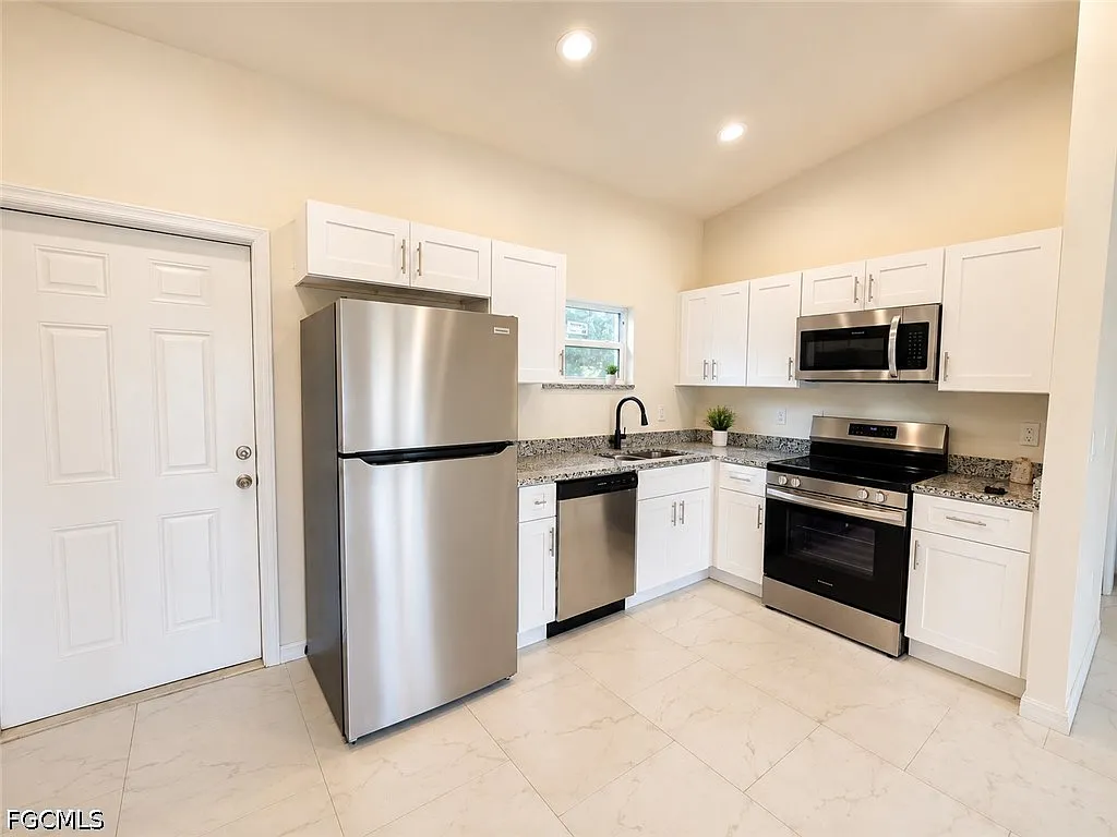 3 bed, 2.0 bath, 1104 sqft, $1,700 — Photo 3