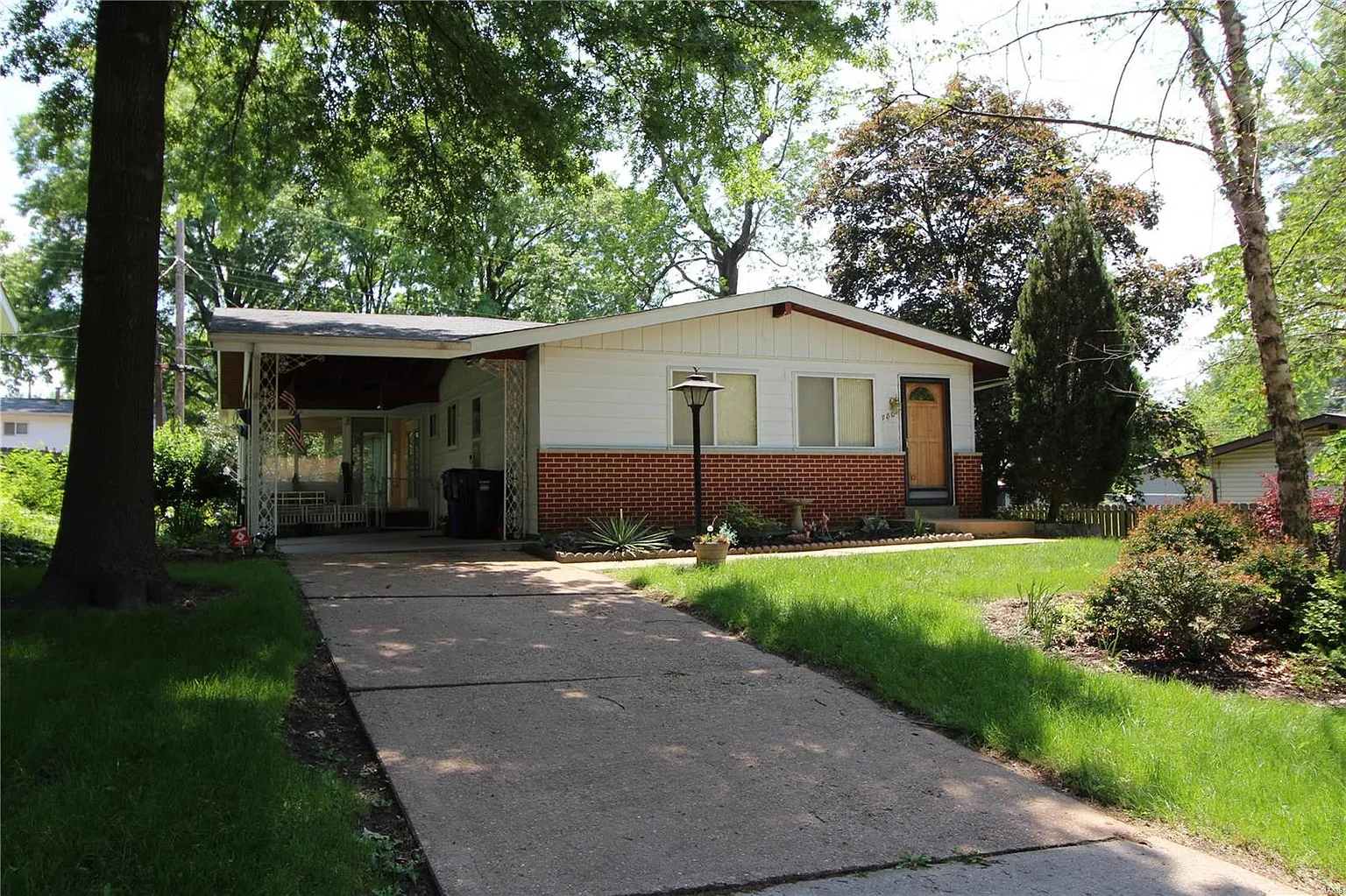 780 Southshire Dr photo 1